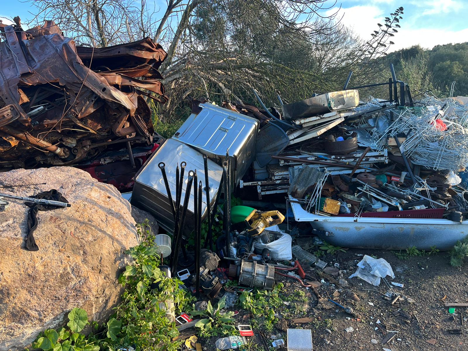 Discarica con rifiuti pericolosi a Carbonia: denunciati tre Rom