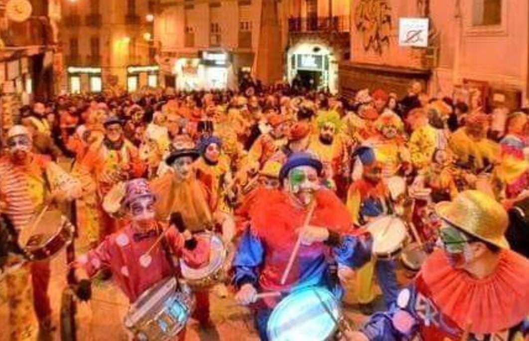 Cagliari, dopo 2 anni di Covid riecco il carnevale: in città rullano i tamburi de Sa ratantira casteddaia