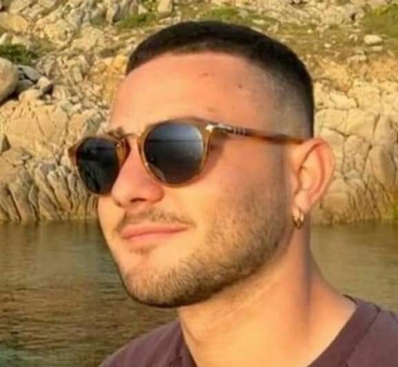 Per l’ultimo saluto a Danilo un corteo di moto rombanti e una bara tutta bianca