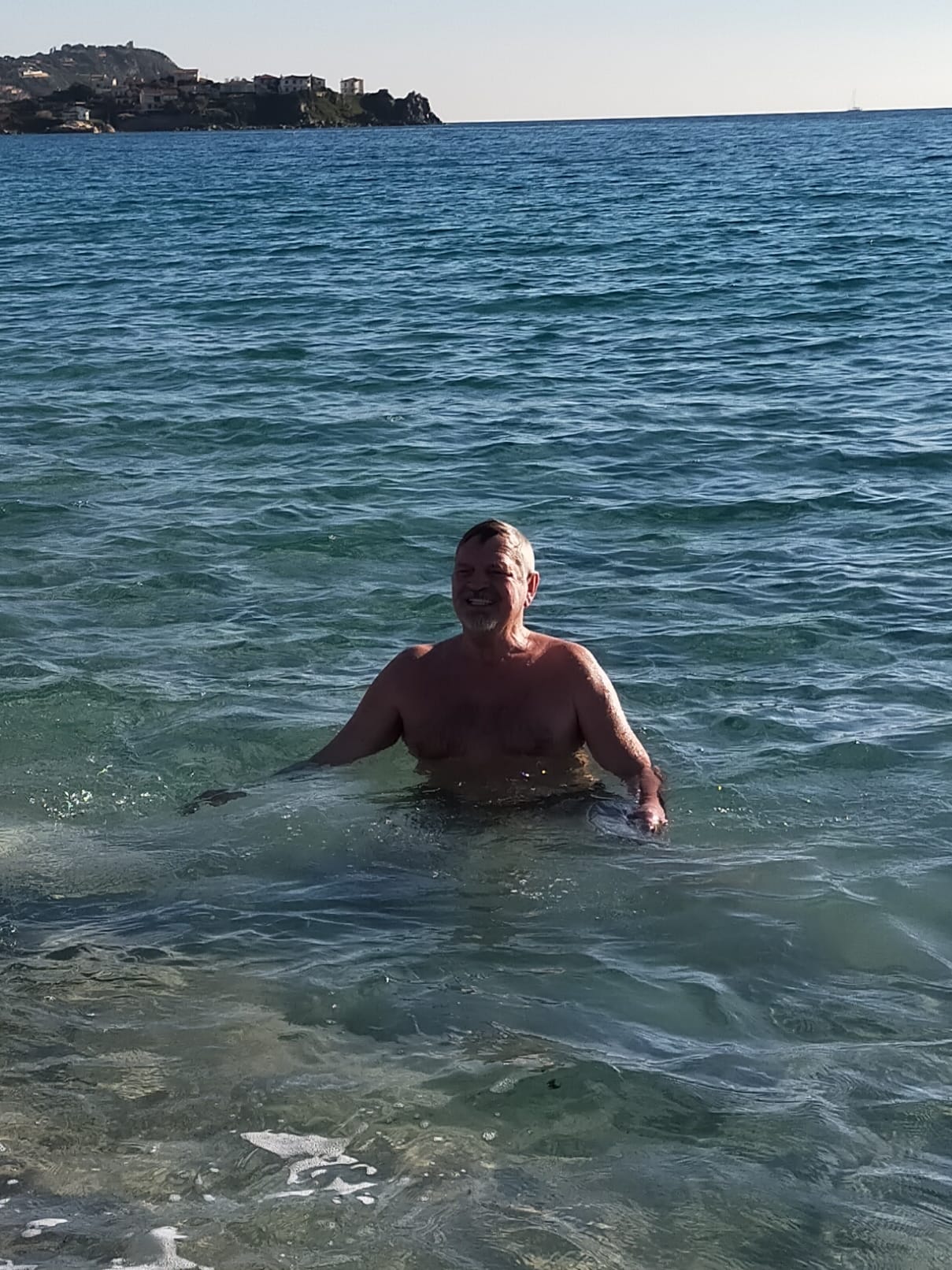 Magico Capodanno a Cagliari, tuffi sul litorale: tra gli intrepidi anche Karl Heinz, il re delle birre