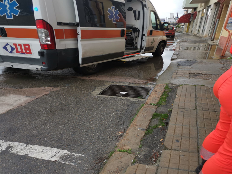 Monserrato, anziana inciampa nel marciapiede alla fermata del bus: “Sistemate le strade”