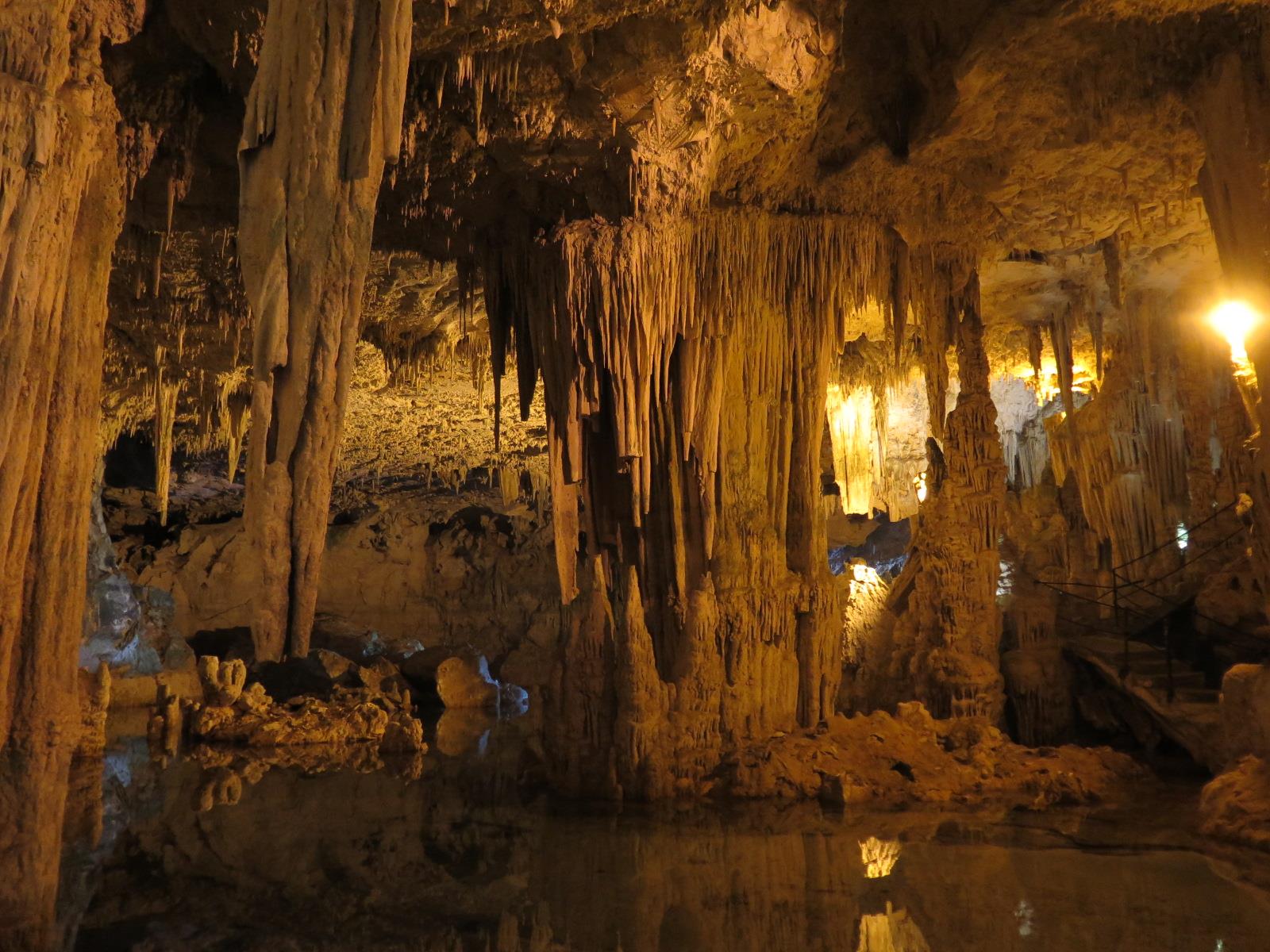 Alghero, spunta un cadavere nelle grotte di Nettuno: aveva il viso tumefatto, scatta l’indagine