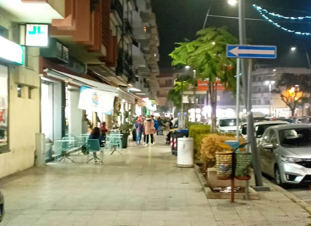 Risse e paura in viale Colombo a Quartu, i negozianti: “Vogliamo più agenti in giro”