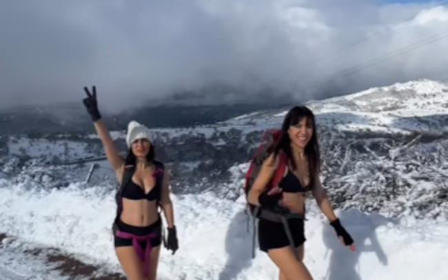 In top e pantaloncini sul Monte Spada innevato, la sfida del freddo vinta da Simona e Alessandra