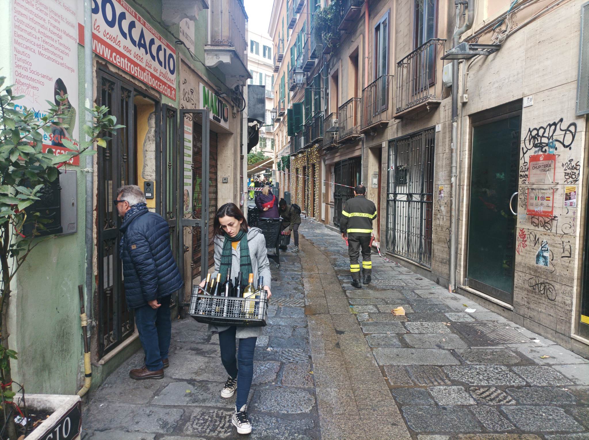 Cagliari, nuove crepe in via Dettori: più transenne e 4 palazzine off limits, il centro storico si sbriciola (VIDEO)