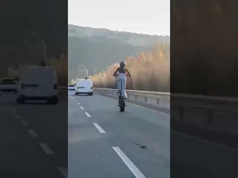 “Vai, tiraaaaaaaa….”, diventa virale sui social il video della ragazza che “impenna” con la moto in viale Poetto