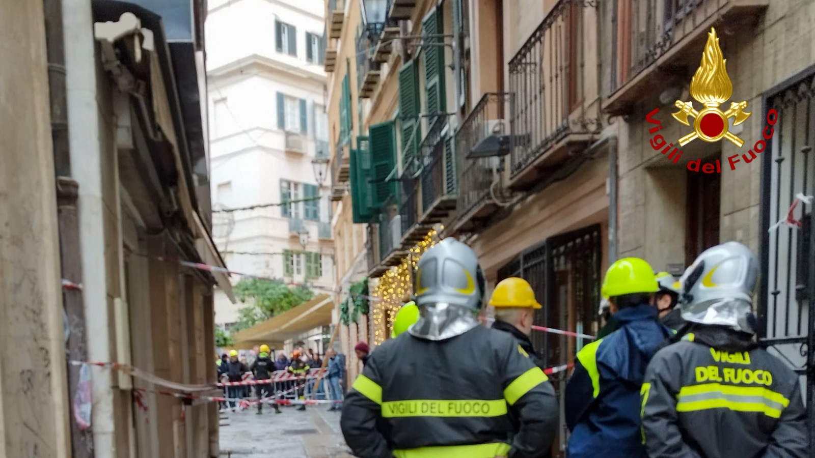 Cagliari, via Dettori chiusa da 10 giorni per rischio crolli: appello disperato dei commercianti al Comune