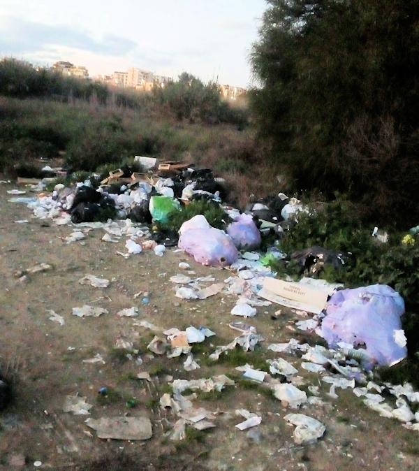 Rifiuti a Cagliari, cumuli di spazzatura in via Jenner: “La discarica cresce sempre di più”