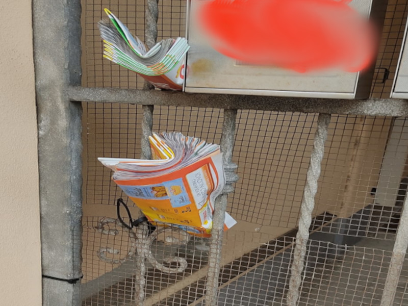 Volantini selvaggi a Sestu: “Infilati a mazzi rovinando le reti di protezione dei palazzi”