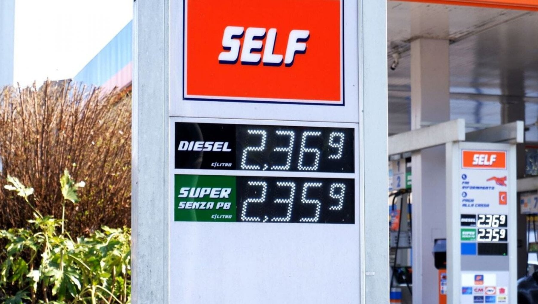 Benzina d’oro in Sardegna: “Anche 2,4 euro al litro, multate i distributori scorretti”