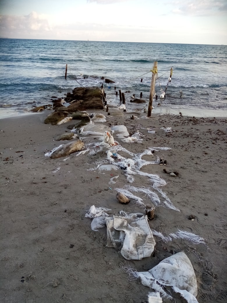 “Ma volete rimuovere una buona volta quei resti dei sacchi di nylon dalla spiaggia del Poetto?”
