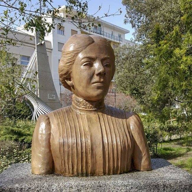 Vandali o ambientalisti sardi? Imbrattata con vernice la statua di Grazia Deledda