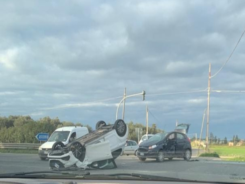 Assemini, incidente sulla 130 all’altezza del semaforo: un’auto si ribalta