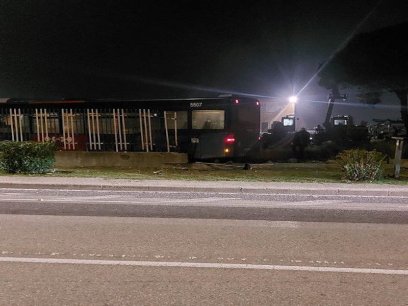 Paura sulla 131, bus dell’Arst sbanda e abbatte una recinzione: “Malore improvviso dell’autista”