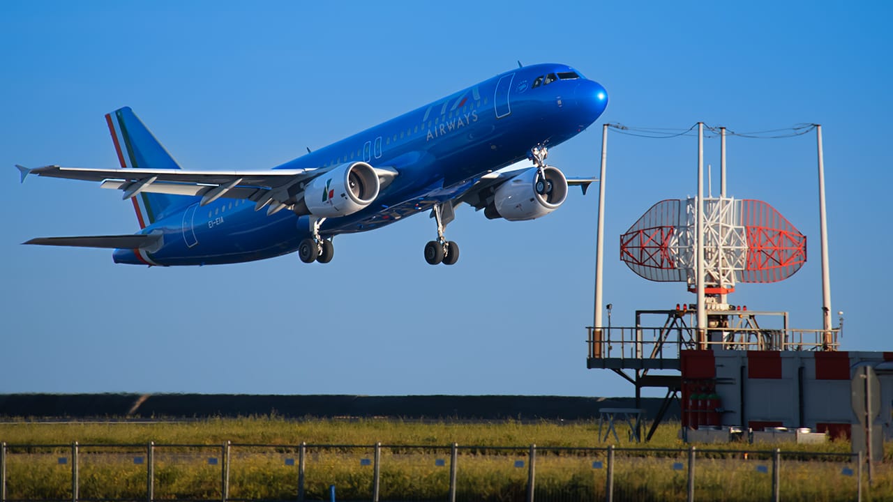 “Aerei, offerte impossibili per i sardi: per risparmiare con Ita devi fingere di non essere residente”