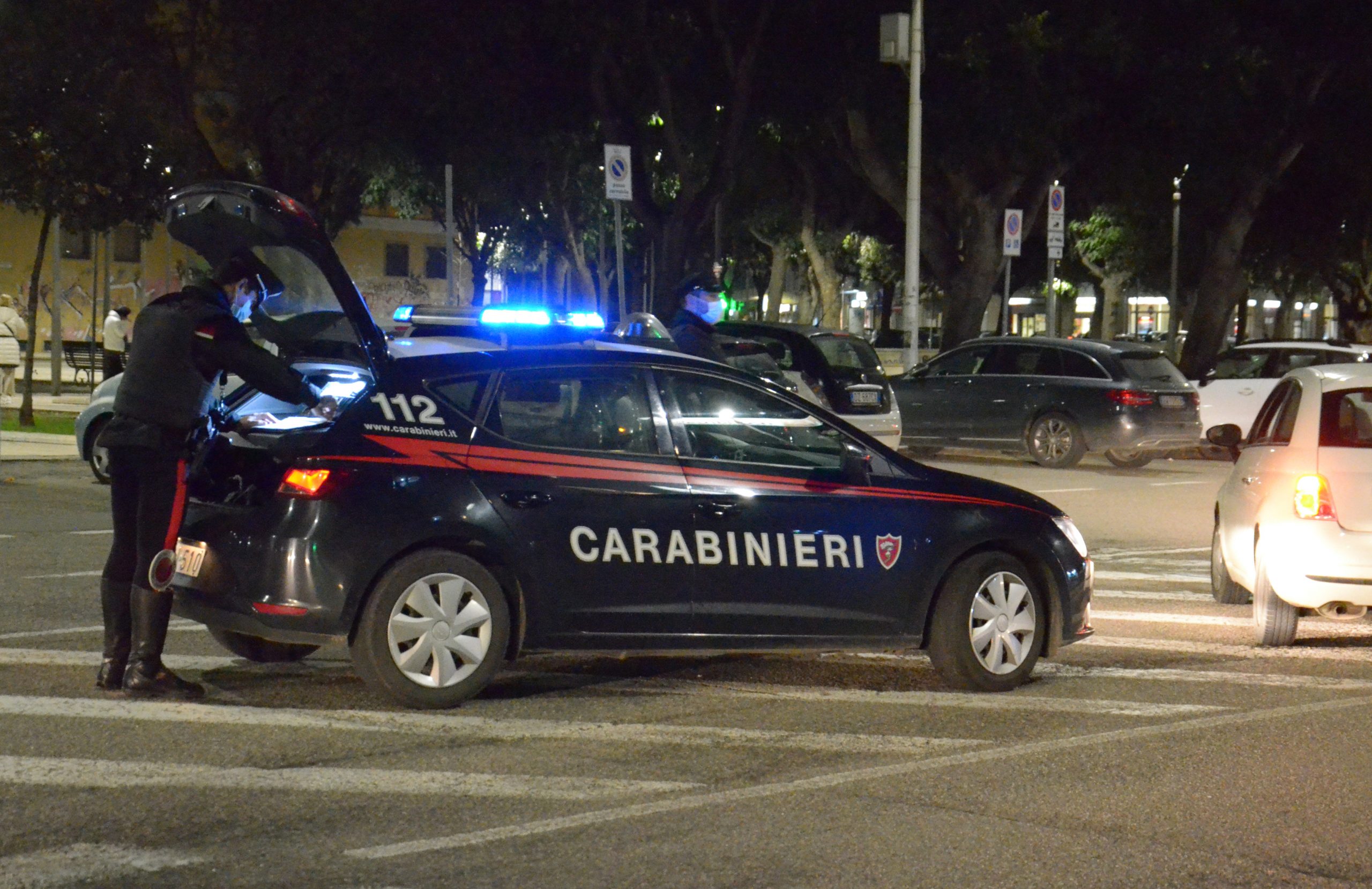 Cagliari, rissa in piazza Sant’Eulalia: 18enne aggredisce i carabinieri con calci e pugni, arrestato