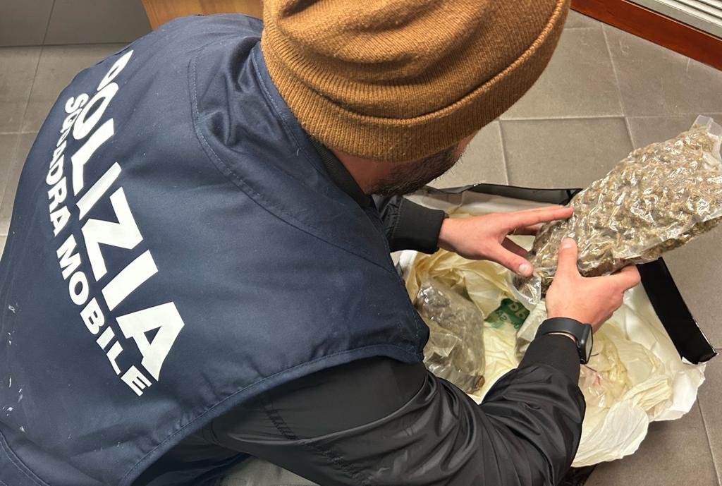 Capoterra, custodisce in camera da letto oltre 1 kg di marijuana: arrestata una donna