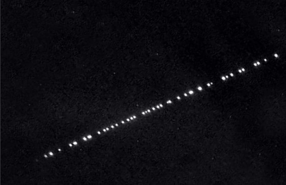 Sardegna, una scia di luci solca i cieli dell’Isola: “Sono i satelliti Starlink”