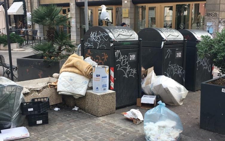 Cagliari, guerra alla spazzatura selvaggia: multe da 500 euro e 3 giorni di chiusura per i locali dei cafoni