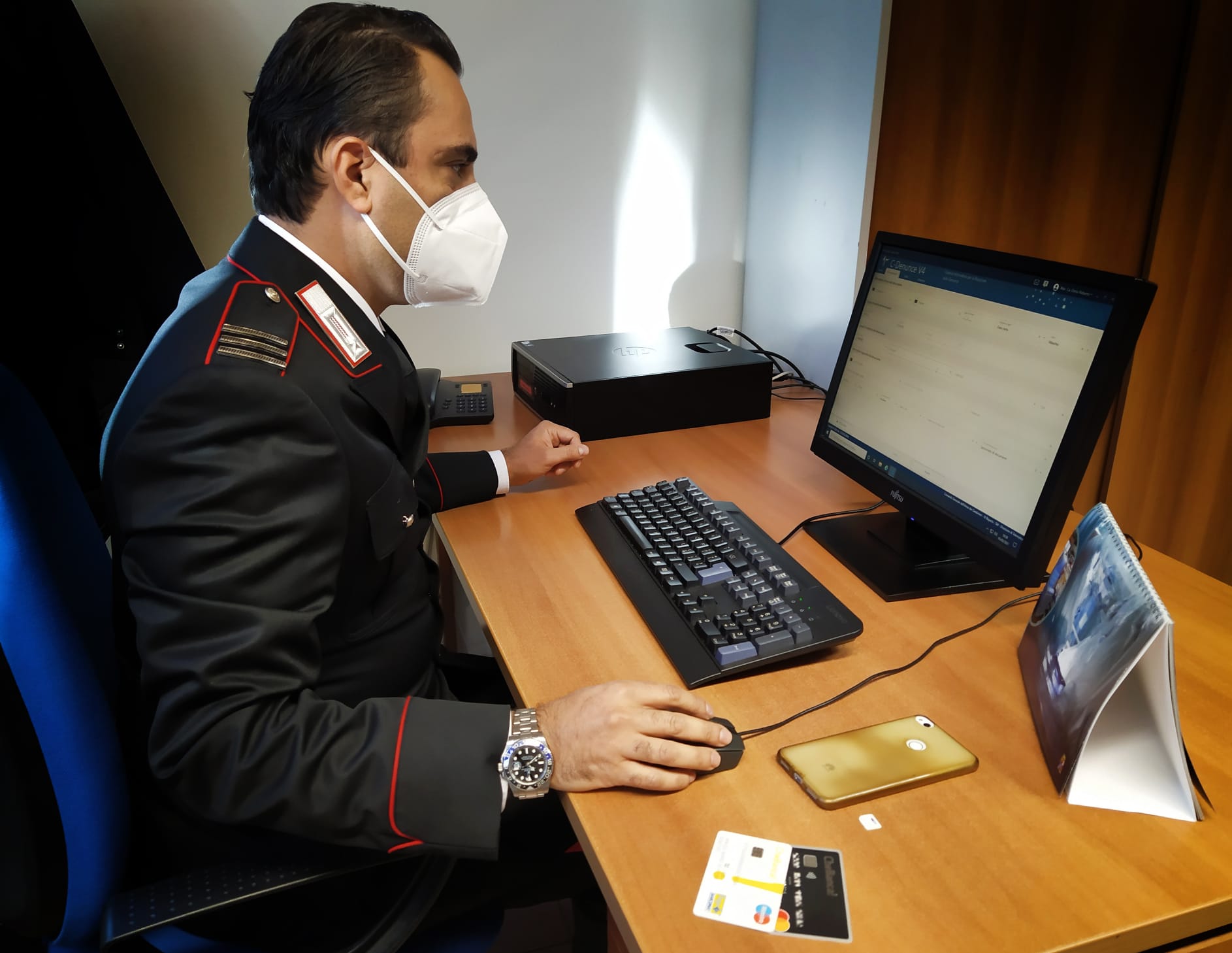 Selargius, il cartomante minaccia di diffondere un video con una cliente nuda: denunciato un 58enne