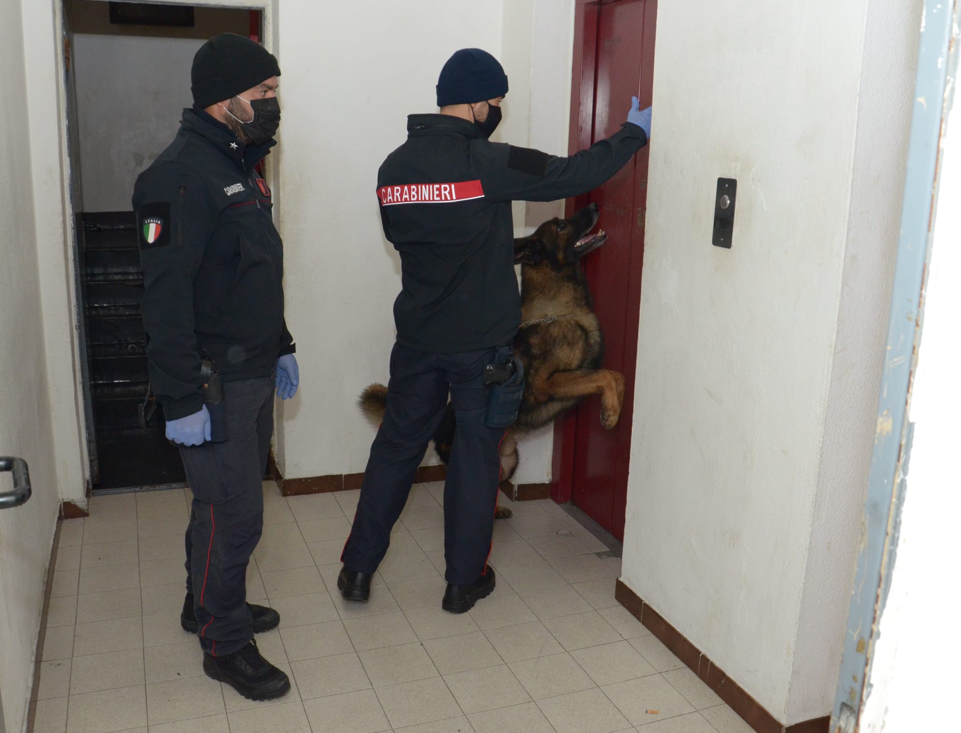 Minaccia la ex inviando foto di una pistola su WhatsApp, 39enne nei guai a Settimo San Pietro