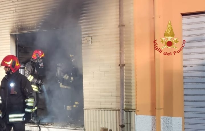 Portoscuso, un corto circuito e la casa prende fuoco: evacuata una famiglia