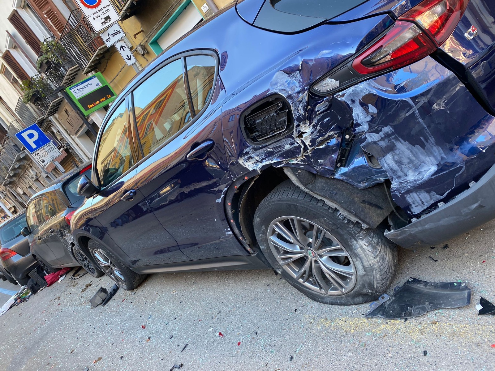 Cagliari, terrore nel Corso: fugge contromano con un furgone rubato, sfiora i passanti e distrugge 3 auto