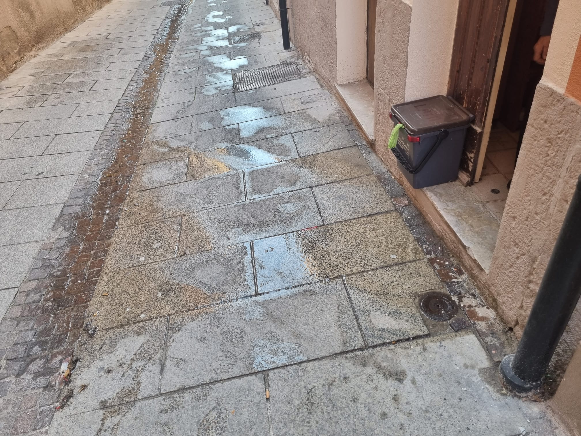 Cagliari, fiumi d’acqua in via Santa Restituta: “Da un mese ostaggi di una perdita”