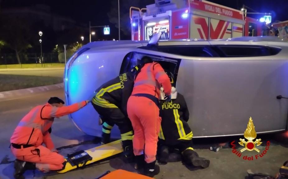 Carambola in via Peretti: due persone incastrate nell’auto, salvate dai vigili del fuoco a Cagliari