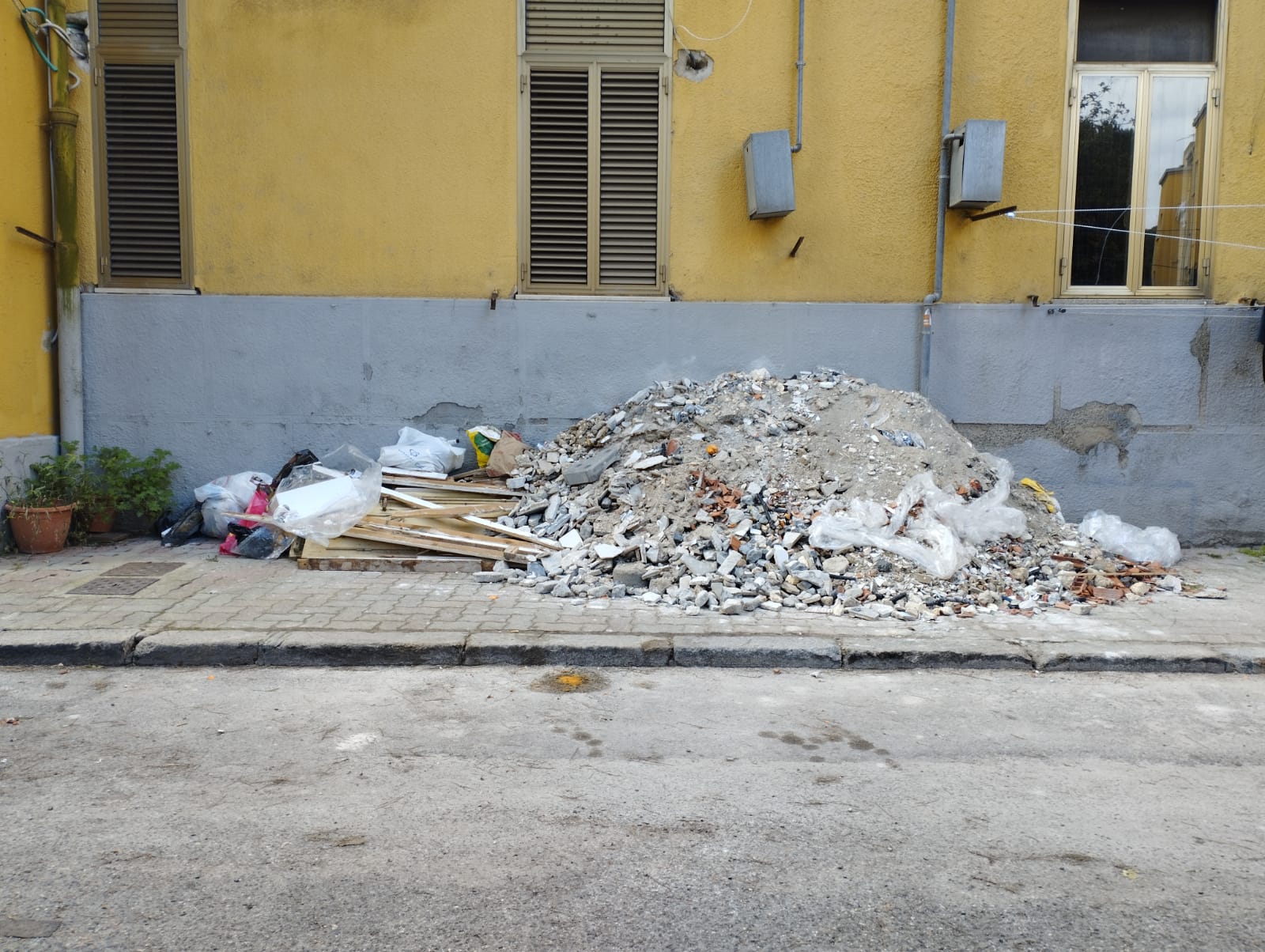 Cagliari, macerie e discarica dopo lo sgombero degli abusivi: abitanti in rivolta in piazza Medaglia Miracolosa