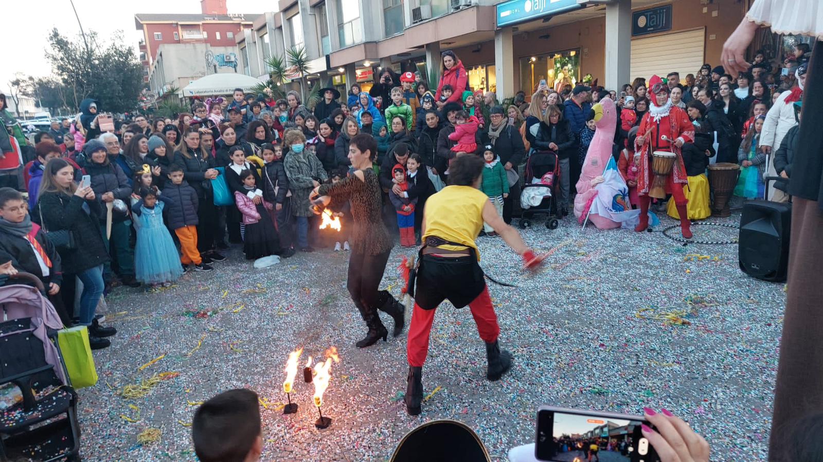 A Quartu mangiafuoco e trampolieri accendono il Carnevale: pienone in viale Colombo
