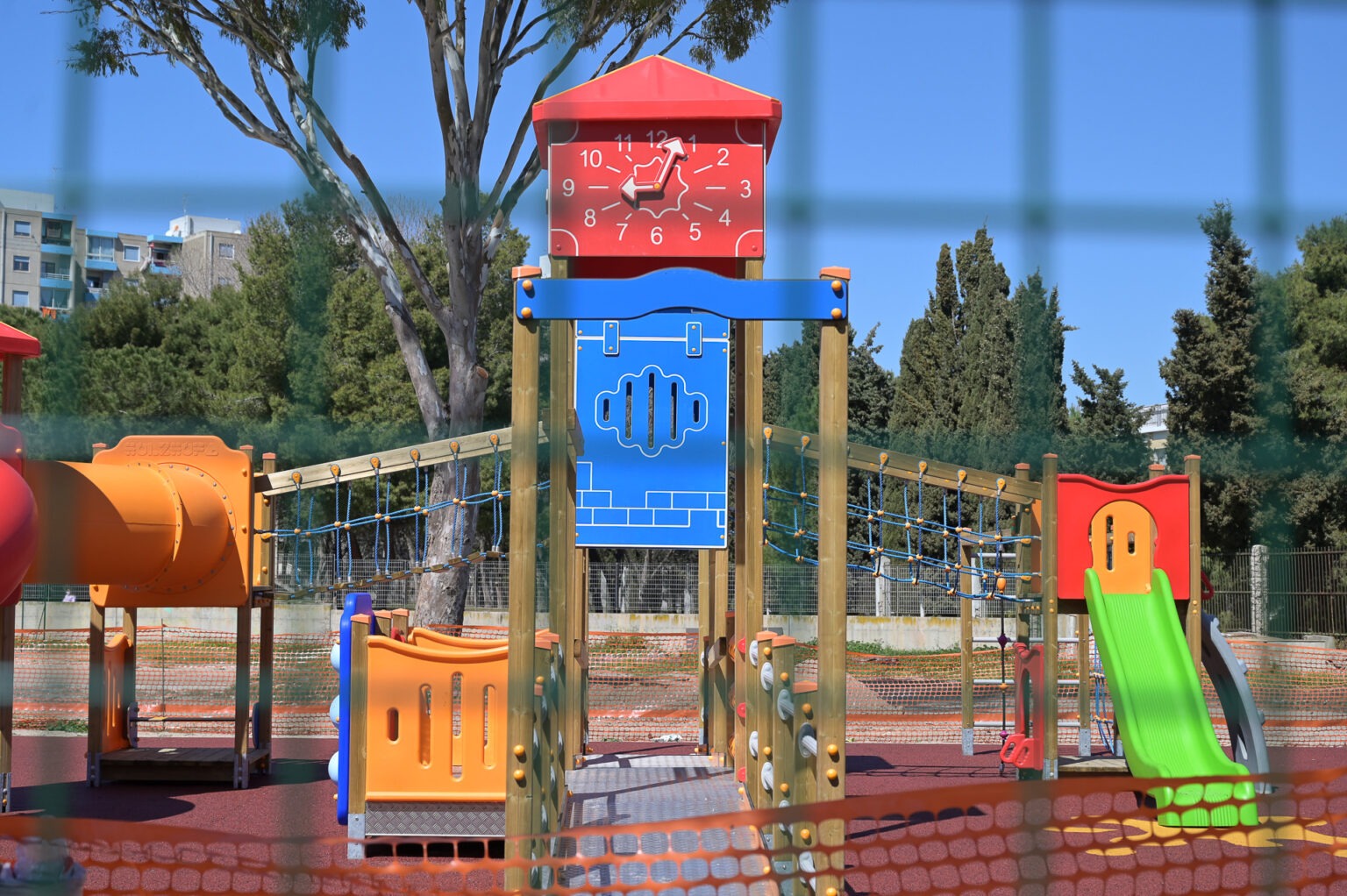 Nuovo regolamento a Cagliari: niente adulti su scivoli e altalene e vietato esporre immagini erotiche