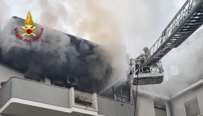 Cagliari, fiamme in un appartamento in piazza Sforza: il rogo partito da una stufa a liquido