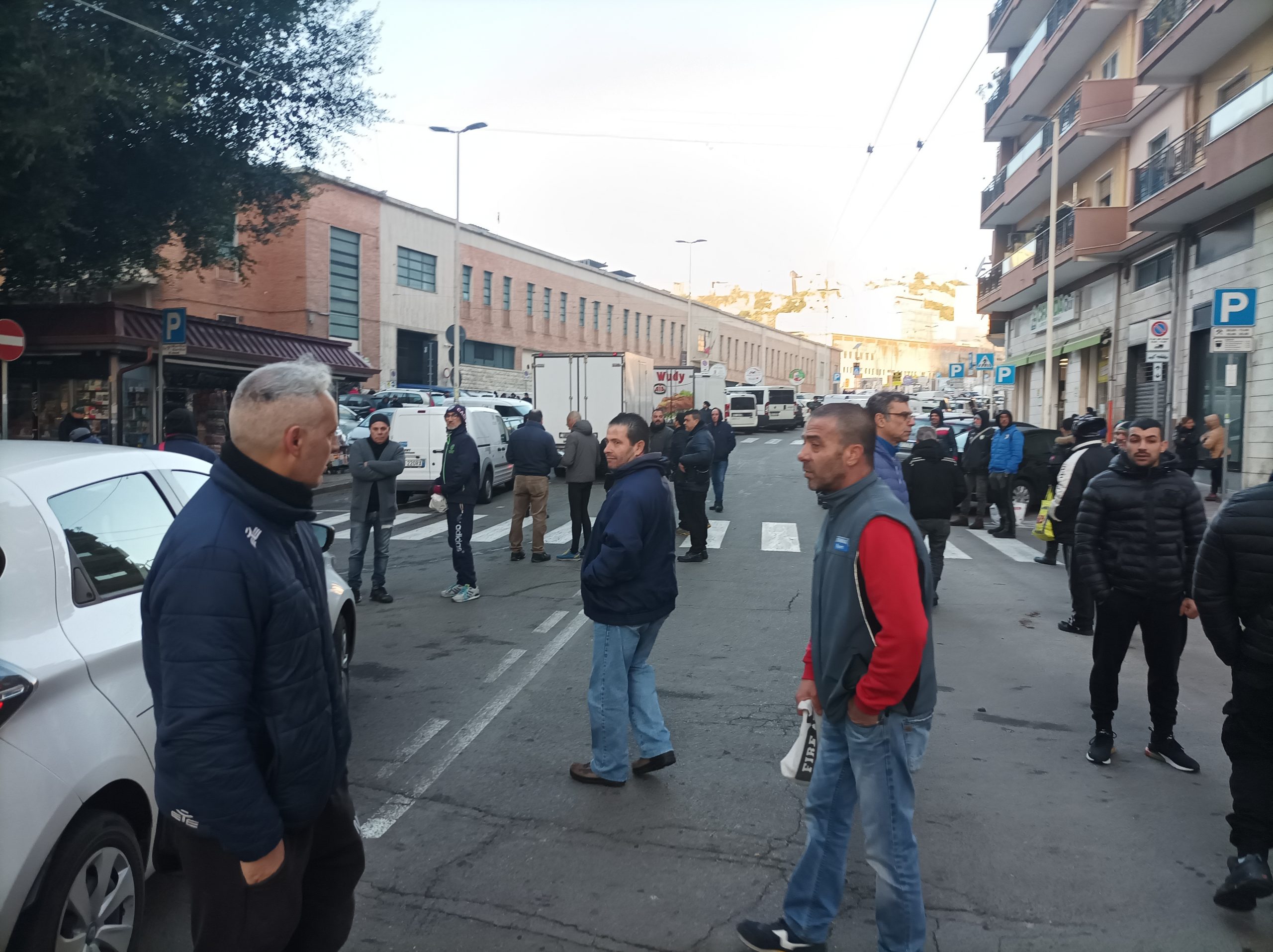 Cagliari, alba di caos e tensione a San Benedetto: mercato senza elettricità e boxisti furiosi