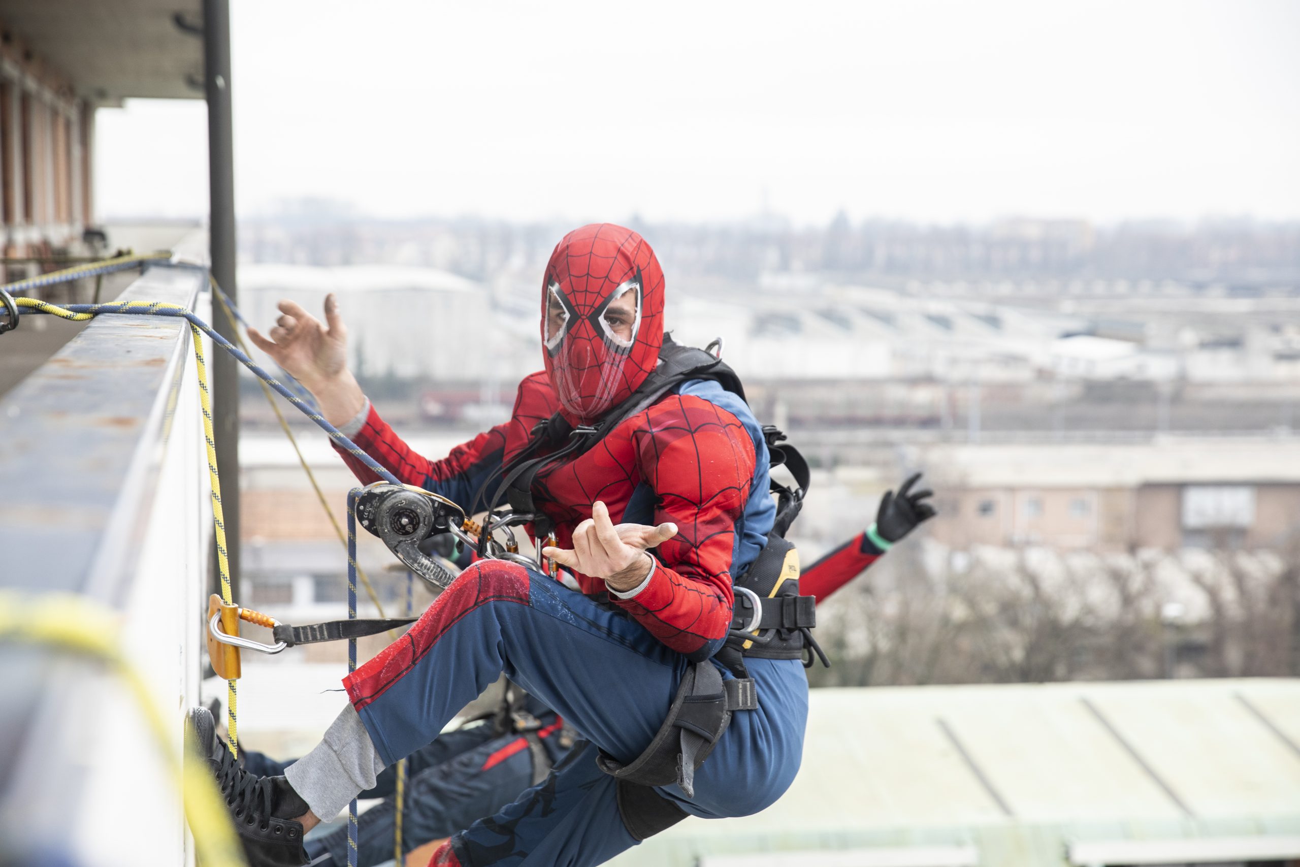 Cagliari, un sorriso per i bimbi ricoverati: al Microcitemico arrivano Superman e Spiderman