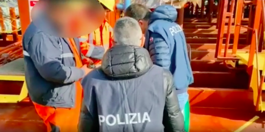 Tre marocchini nascosti in una nave diretta a Sarroch, scafista arrestato a Cagliari