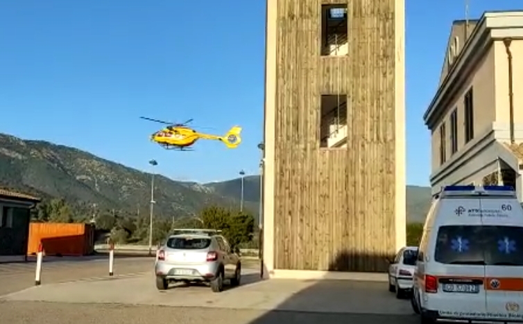 Dimesso dall’ospedale, sviene dopo poche ore a Ballao: 74enne gravissimo