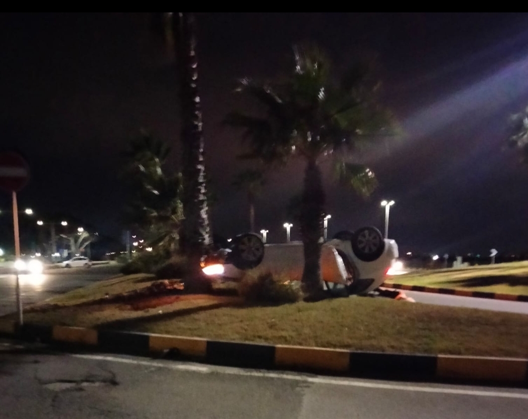 Quartu, auto sbanda al Poetto e si ribalta sulla rotonda: due ragazzi illesi per miracolo
