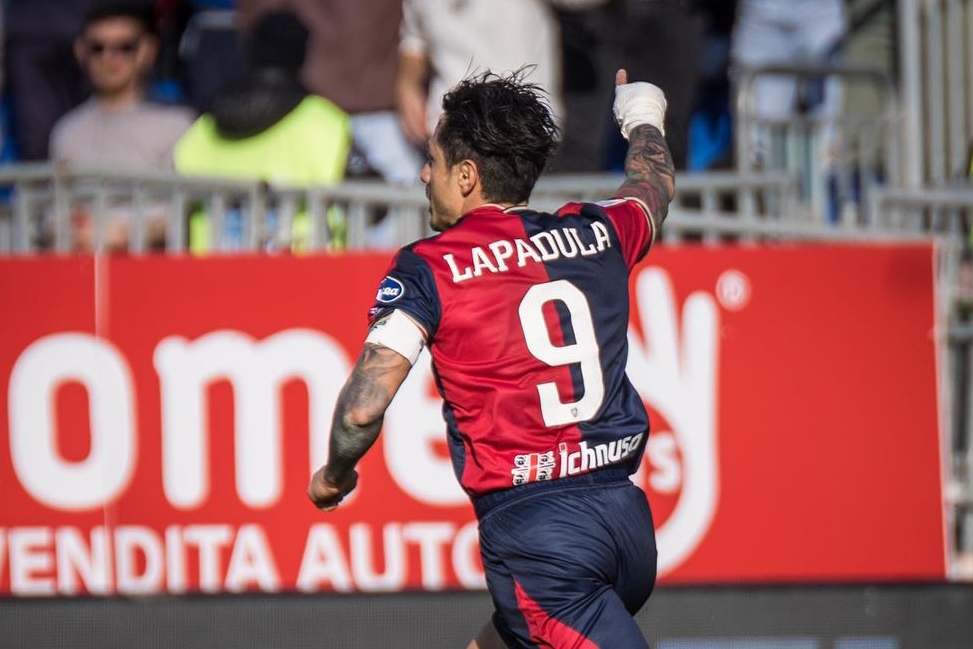 Eroico il Cagliari di Ranieri: in dieci con un magico Lapadula batte il Benevento e vola