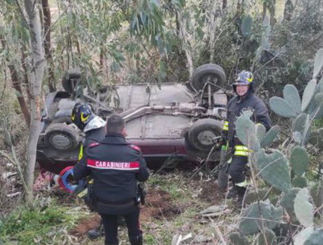 Volano in fondo alla scarpata con l’auto, marito e moglie finiscono all’ospedale di Lanusei