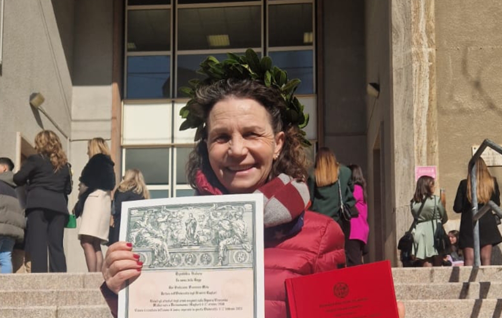 Decimomannu, si laurea a 64 anni: “Grazie a mia figlia che mi ha donato la borsa di studio”