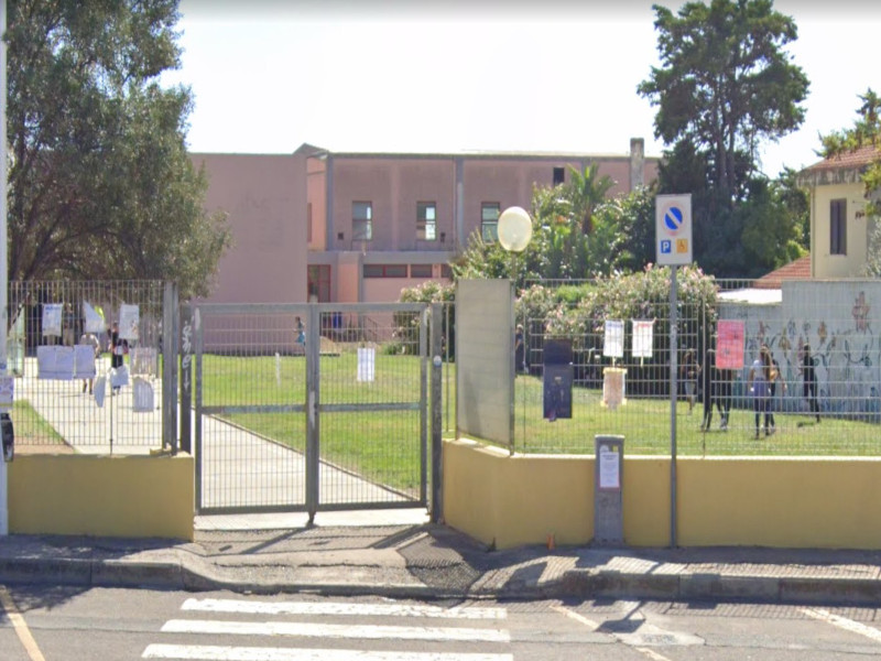 Quartu, studente travolto da una porta a scuola: “Ha un trauma cranico e una forte cefalea”