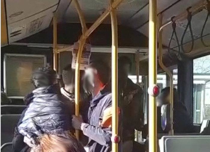 Il picchiatore seriale algerino torna a colpire, pugni e violenza sul bus a Quartu