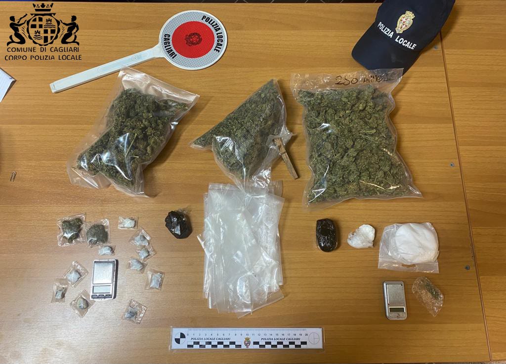 Cagliari, bruciano l’alt e in casa hanno 6 etti di droga: due pluripregiudicati in manette