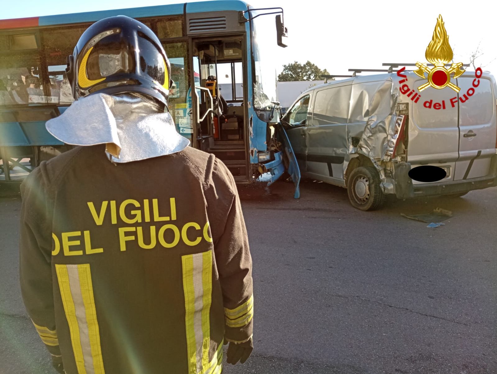 Schianto tra un bus carico di passeggeri e un furgone a Lanusei, due feriti