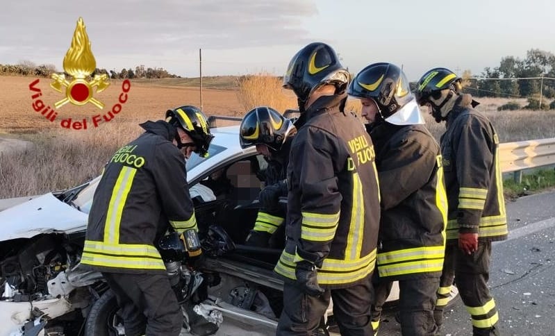 Schianto sulla statale a Selargius, i vigili del fuoco estraggono i corpi dalle lamiere