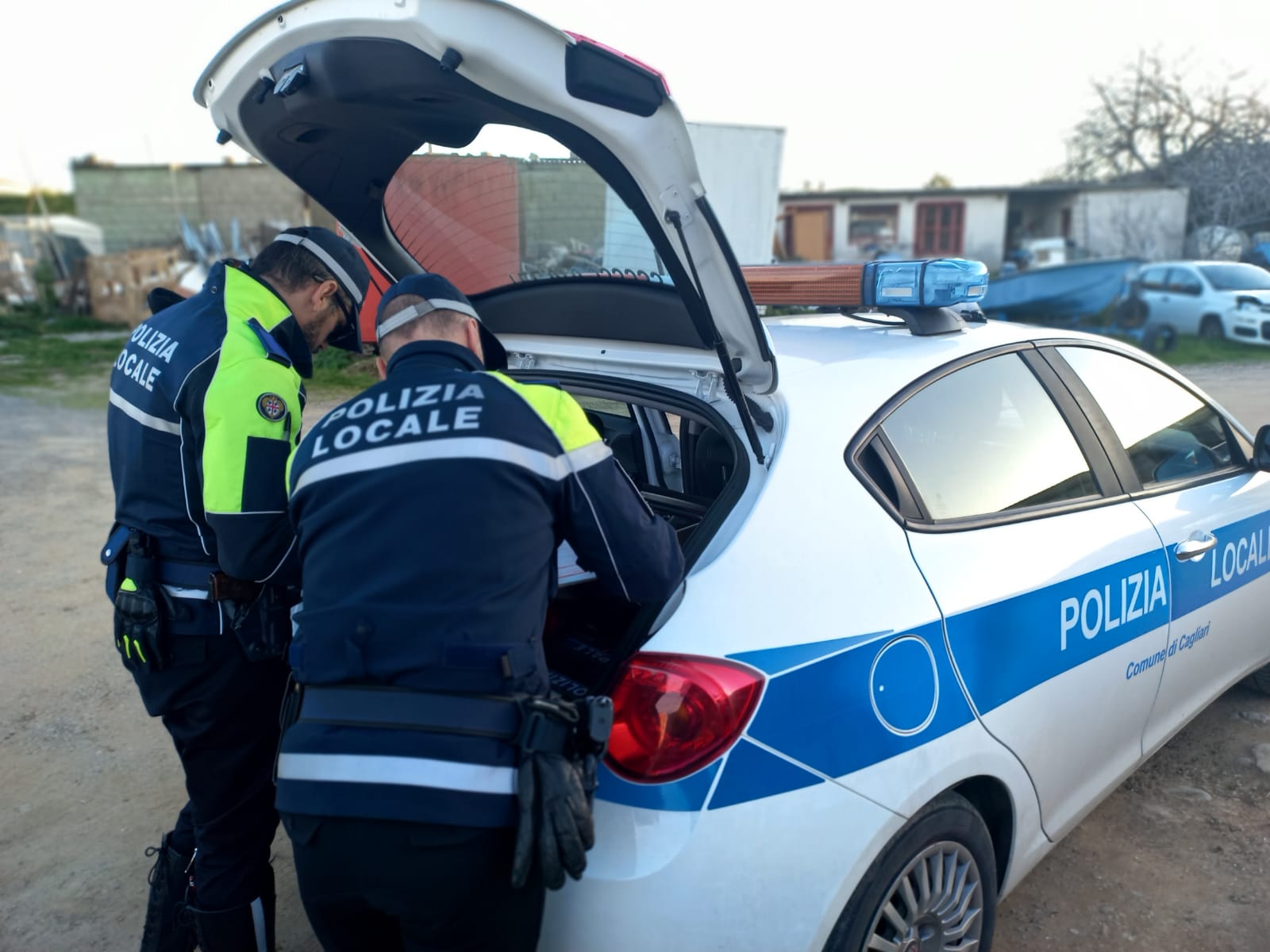 Sbanda col fuoristrada a Pirri, distrugge 2 auto in sosta e scappa: trovato e multato