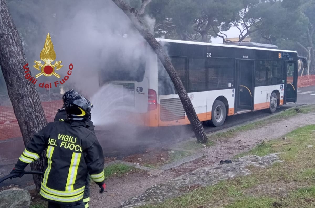 Terrore a bordo, prende fuoco un autobus pieno di passeggeri in viale Buoncammino a Cagliari