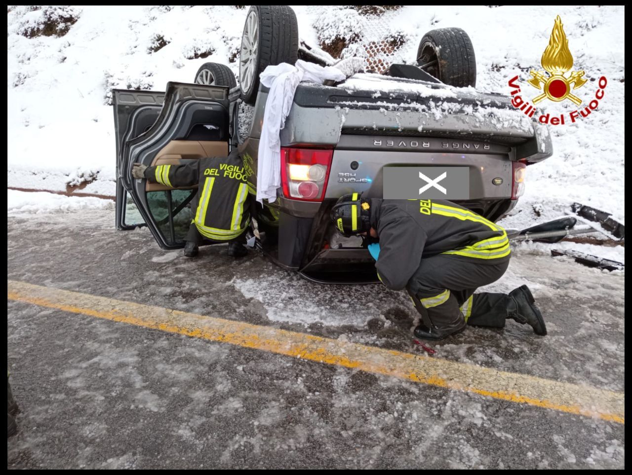 Strada pericolosa per la neve, si ribalta con l’auto e finisce in ospedale in codice rosso