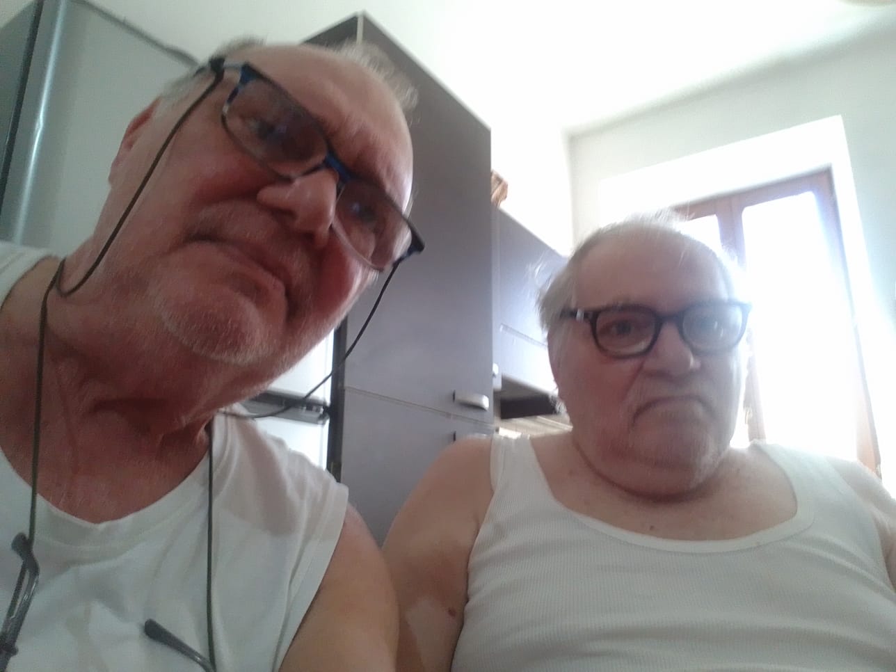 Carbonia, fratelli disabili e malati tra muffa e funghi: “La nuova casa popolare è inagibile in carrozzina”